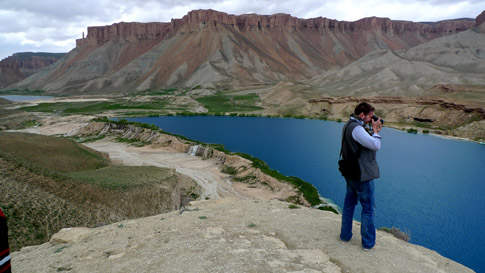 Utsikt över en av de turkosblå travertinsjöarna i Afghanistans allra första nationalpark.