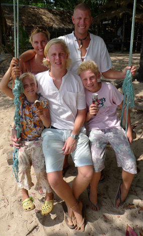 Familjen Fogelhamre på stranden på Koh Lanta under sin 10-månaders semester. Foto: Marcus Hansson