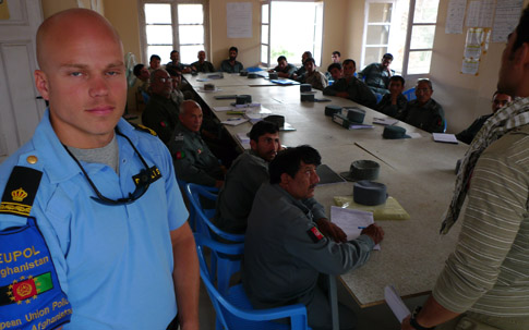 Mikael Hedin från Uppsalapolisen utbildar kolleger i Afghanistan.