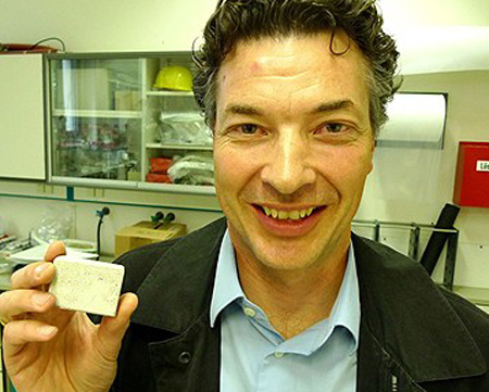 Peter Stemmermann på Karlsruhe Institute of Technology som uppfunnit den nya gröna cementen. Foto: Marcus Hansson